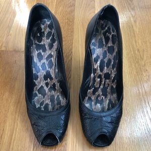 Women’s authentic DOLCE & GABBANA PEEPTOE BLACK PUMP